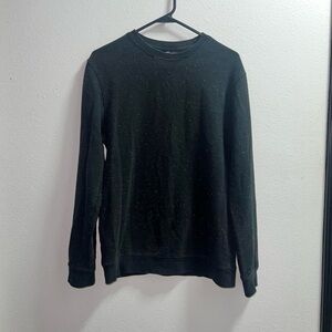 Black creen en sweater with white dots